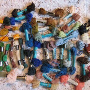 Lot of 40 Tapisserie Wool Yarn small skeins, multicolor.DMC,Anchor,Parley
